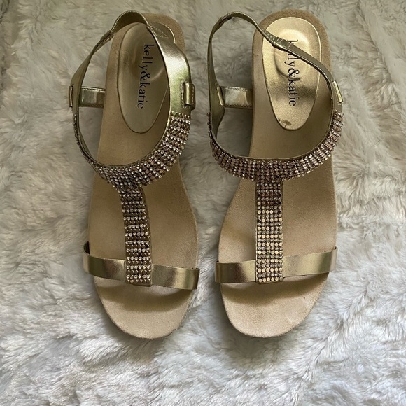 Kelly & Katie Shoes - GENTLY used Kelly&Katie gold sandal size 8.5